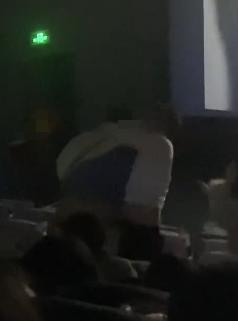 男子因看电影打呼噜遭暴打，影院表示涉事男子已被警方带走