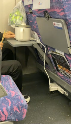 12306回应乘客高铁上用小型电煮锅 严格禁止使用