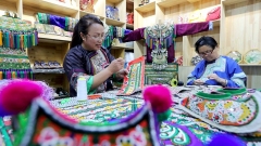 Le Guizhou développe la broderie de l'ethnie Miao pour promouvoir la revitalisation rurale
