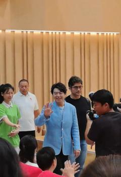郎朗“惊喜现身”河北一高校，校方：庆祝教师节的公益活动