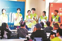 北京：志愿者助视障人士“看”电影