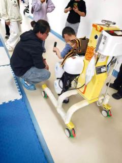 武汉禾安中医门诊部康复"利器"——儿童外骨骼机器人