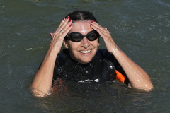 ओलंपिक के स्वागत के लिए पेरिस की मेयर ने सीन नदी में तैराकी की