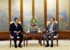 वांग यी ने जापान की लिबरल डेमोक्रेटिक पार्टी के जनरल अफेयर्स चेयरमैन हिरोशी मोरियामा से मुलाकात की