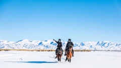 Xinjiang: i poliziotti a cavallo garantiscono la sicurezza del paesino innevato