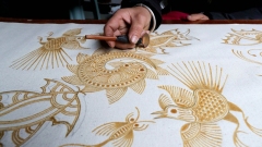 Guizhou: l’arte batik, la tecnica usata dall’etnia Maio per colorare tessuti o altri oggetti, tramite il ricamo con cera