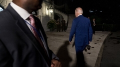 Biden “cade” malamente in Medio Oriente