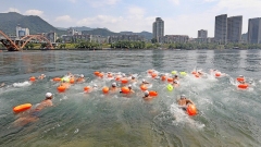Hangzhou: la gara del nuoto “invernale” in estate(1/13)