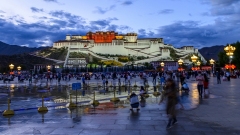Lhasa: la brezza serale estiva accarezza i turisti(1/4)