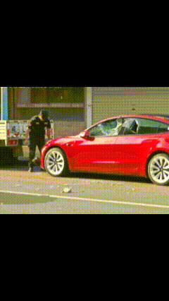 車主罵保安是“看門狗” 保安砸車