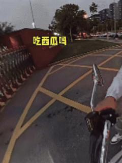 女孩騎機車到消防隊投喂西瓜 智斗消防員成功投喂