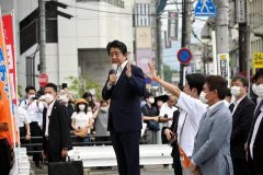 Ex-premiê japonês Shinzo Abe foi baleado durante discurso