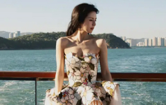 鹤男化身落跑公主清冷回眸 扎麻花辫氛围感拉满