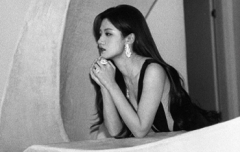 卢昱晓工作花絮曝光 姿态活泼自然眉眼灵动俏皮