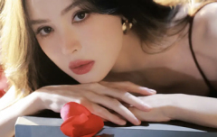 古力娜扎穿酒红吊带裙身材诱人 神态冷艳又妩媚