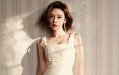 唐藝昕穿白色短裙元?dú)鉂M滿 皮膚白皙少女感滿溢