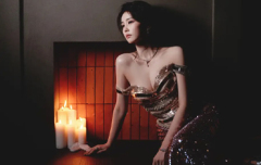 白鹿穿抹胸裙身材凹凸有致 回眸一笑显神秘魅惑