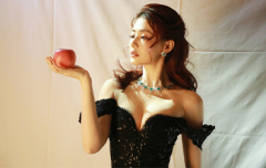 徐璐穿黑深V裙身材曲线曼妙 卷发造型慵懒性感