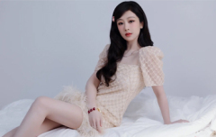 杨紫穿蕾丝裙美腿修长 头戴粉色卡子娇俏又少女