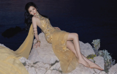 虞书欣穿鎏金裙海边回眸 性感优雅好似神女降临
