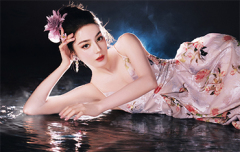 迪丽热巴化身性感花仙子 穿吊带裙勾勒曼妙身姿