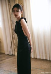张小斐穿黑色露背裙高贵 肩颈线条优越似黑天鹅