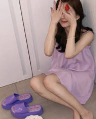 赵露思穿紫色睡裙在房中拍照 身材纤瘦少女感十足