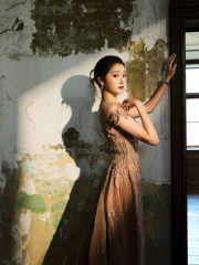 关晓彤身穿香槟粉鎏金纱裙 回眸一笑一眼万年