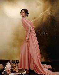 沈梦辰穿深V长裙温婉知性 手持蝴蝶饰品眼神灵动