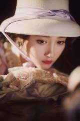 关晓彤千金洋装搭配圆顶礼帽 尽显复古温婉气质