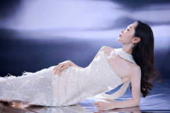 宋轶穿白色亮片羽毛长裙 优雅清冷宛如月光女神