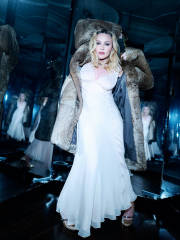 麦当娜白裙配皮草身材火辣 戴墨镜气场超A