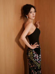 杨幂穿繁花刺绣裙气质优雅 大秀曼妙身姿曲线迷人