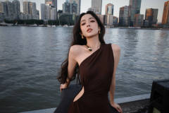 娜扎穿单肩镂空礼裙性感迷人！大秀曼妙身姿超养眼