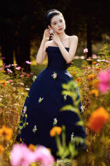 章若楠穿抹胸裙娇俏明媚 置身花丛尽显温柔优雅