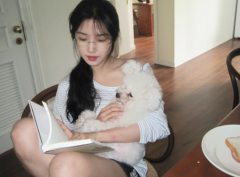 卢昱晓穿单肩上衣与小狗互动 回眸浅笑清纯甜美