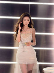 张予曦穿白吊带短裙灵动可爱 身材纤细明媚又大方