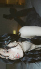 周雨彤素颜胶片曝光 尽显自然纯粹之美