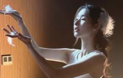 王玉雯白裙展现灵动舞姿 雏菊点缀温柔氛围