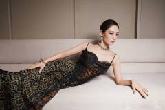 吉娜穿豹纹吊带长裙秀好身材 香肩外露性感娇艳