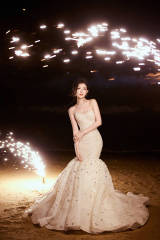 毛晓彤置身烟花丛中梦幻美丽 笑容甜美楚楚动人