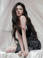 白鹿穿高开衩长裙双腿修长 身姿曼妙表情慵懒明媚