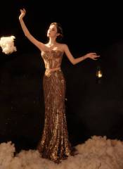 孟子义手持弯弓宛如神女降临 露白皙美背慵懒神秘