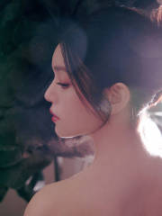 陈妍希穿黑抹胸裙精致优雅 发丝盘起衬出纤美肩颈