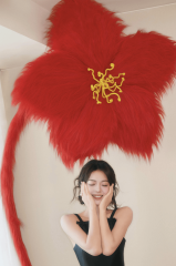 赵今麦双手捧脸笑意盈盈 神态灵动气质鲜活