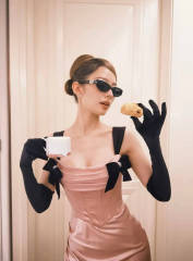 吉娜穿紧身裙勾勒曼妙身姿 戴墨镜气质优雅摩登