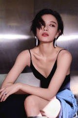 倪妮穿V领吊带裙大秀好身材 利落短发造型又美又飒