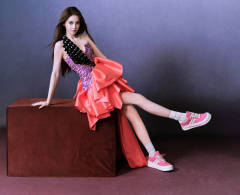 杨颖宛若优雅可爱的芭比！身材高挑大长腿比例优越