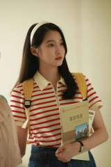 关晓彤戴发箍抱课本学生气十足 侧颜线条干净纯洁