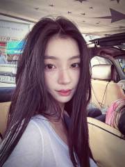 易梦玲海边穿比基尼身材火辣 披透视罩衫曲线撩人